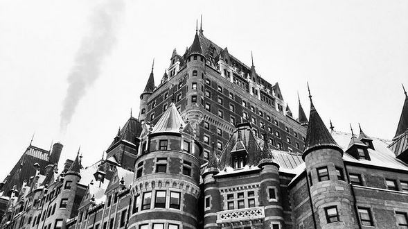 le chateau de frontenac au quebec en noir et blanc