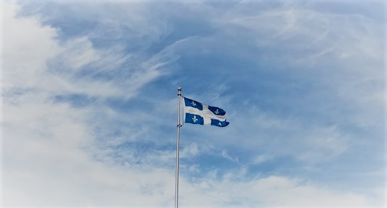 le drapeau quebecois bleu et blanc qui floppe dans lair