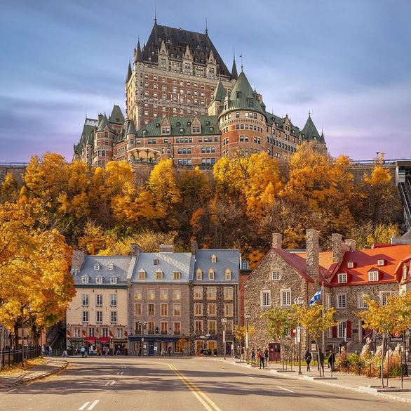 magnifique photo du chateau de frontenac et de ses hauteurs ainsi que la ville de quebec en automne