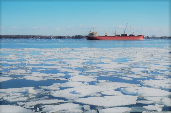 un navire dexportation de materiaux sur le saint laurent au quebec synonyme de la sante economique retrouvee de la province canadienne