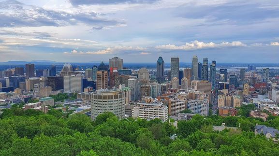 une belle photo de la ville de montreal au quebec coeur economique de la province francophone